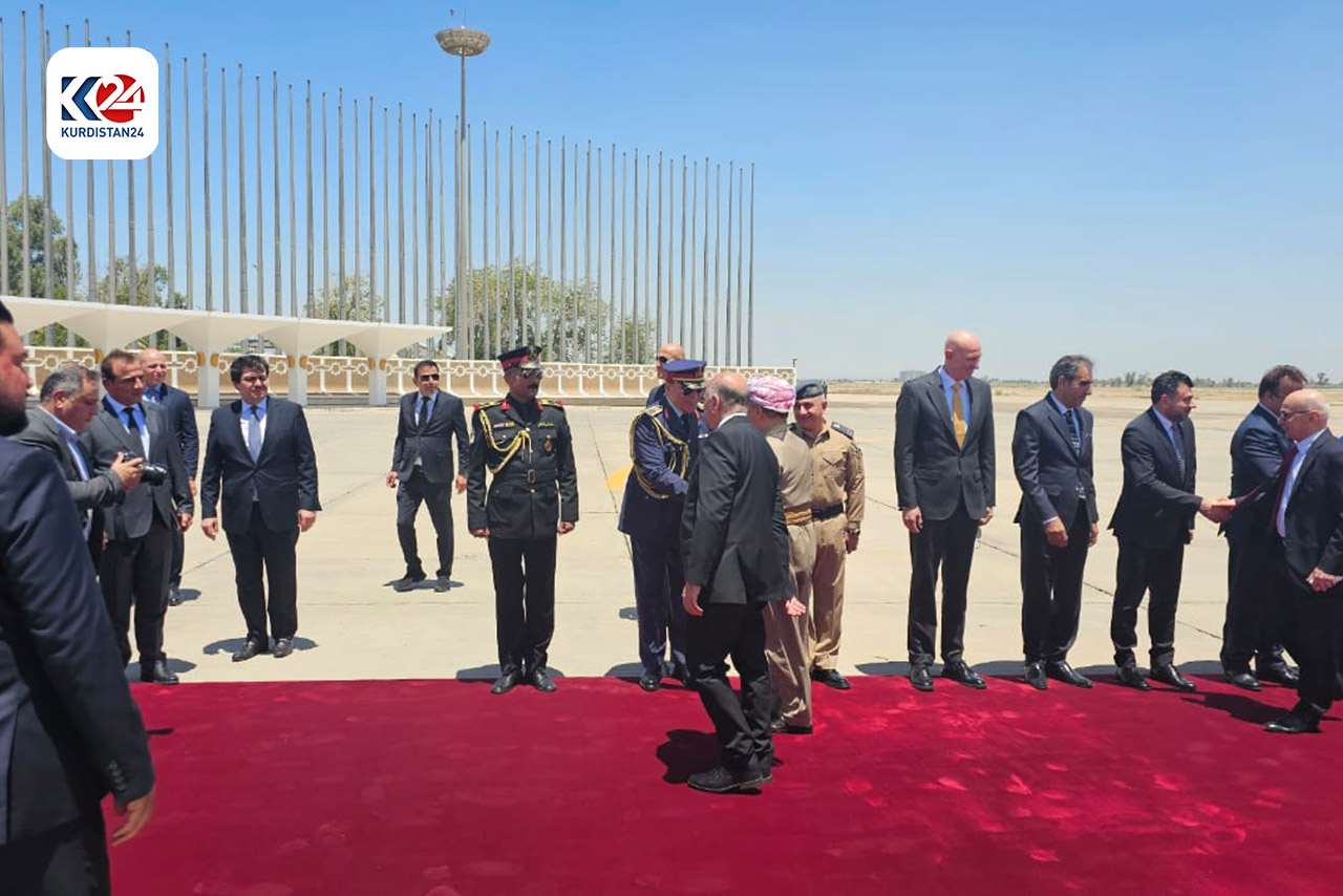 پێشوازیکردنی سەرۆک بارزانی لە فڕۆکەخانەی نێودەوڵەتیی بەغدا (وێنە: بارەگای بارزانی)